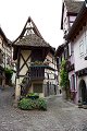 Eguisheim elzas alsace vogezen vosges france frankrijk french Haut-Rhin Haut Rhin maison maisons à colombages half-timbered house houses Saint-Léon-IX